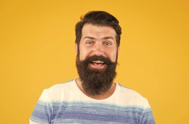 Duygusal zeka. Sakallı, şık, sarı sakallı bir adam. Berber ipuçları. Sakal ve bıyık. Hippi tarzı. Sakal modası. Berber servisi. Kuaför salonu. Süslü bıyık. Erkek portresi