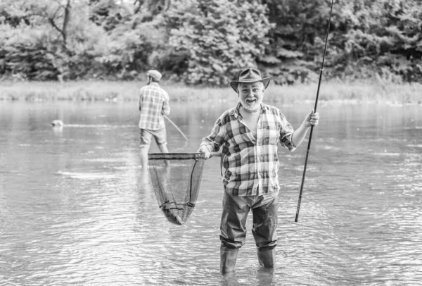 Venire a rete. pescatori con canne da pesca, attenzione selettiva. pensionato pescatore uomo maturo. hobby e attività sportive. padre e figlio pesca. amicizia maschile. legame di famiglia. weekend estivo — Foto Stock