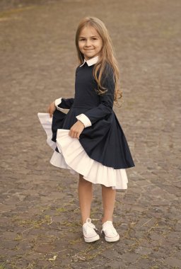 Kendini ifade et. Mutlu çocuk dışarıda üniforma giyiyor. Okul tarzı. Resmi eğitim. Okul giysisi. Kıyafet kuralı. Öğrenme tarzı. Okul modasına geri dönelim. 1 Eylül. Bilgi toplama günü. Tepeden tırnağa şık