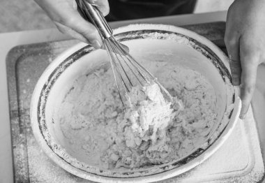 Mutfakta yemek pişirmek. Gelecekteki kariyerini seç. Neredeyse yemek hazır. Sadece sağlıklı ve organik yiyecekler