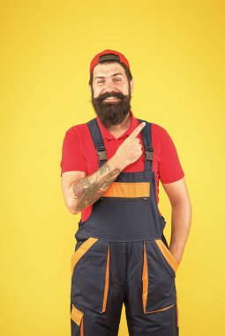 Şuna bir bak. Elektrikçi tamir ve onarım. Profesyonel teslimat yükleme servisi. Üniformadan emin. İnşaat alanında çalışıyorum. Sakallı erkek tamirci. Mutlu sakallı, olgun bir işçi.
