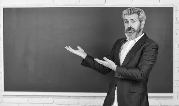 Anuncio de cursos gratuitos. Hombre profesor en frente de pizarra. Tener un buen promedio de notas en la secundaria. Profesor amigo de los estudiantes. Los maestros iluminan el camino del éxito. Profesor explicar el tema —  Fotos de Stock