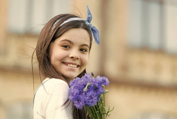 Pequena menina cornflowers buquê férias saudações, conceito de felicidade simples — Fotografia de Stock