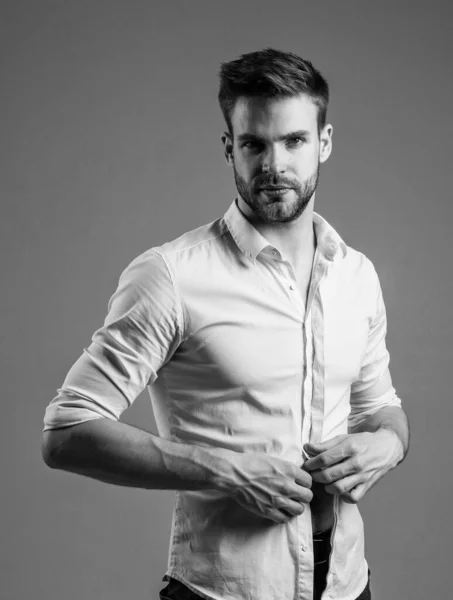 Desvísteme. moda y belleza. concepto de barbería. Los hombres usan. hombre de negocios seguro. Un joven guapo con camisa blanca de oficina. hombres elegantes usan ropa formal. barbudo hombre con mirada de negocios — Foto de Stock