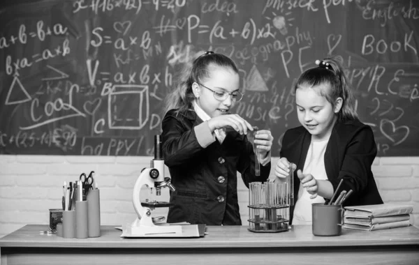 안전 한 화학 반응을 제공하는 안전 조치. 화학에 대한 기본 지식. 화학을 공부하는 것 이 흥미롭습니다. 귀여운 소녀들은 액체가 담긴 시험관을 사용 합니다. 화학 실험 개념 — 스톡 사진
