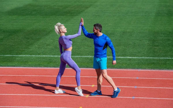 Casal fitness. pessoas desportivas parceiros de fitness. celebrar a vitória da equipe com gesto de apertar a mão — Fotografia de Stock