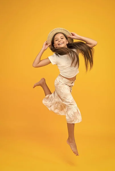 Neşeli küçük kız yaz kıyafetleri atlama, enerji ve hareket konsepti — Stok fotoğraf