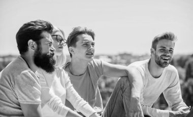 Birlikte takılın. Gerçek dostluk. Arkadaşlarla vakit geçirmek. Yaz tatili. Neşeli arkadaşlar iletişim kuruyor. Erkekler ve kadınlar doğa hakkında konuşuyorlar. Gençlik rahatlatıcı. Kaygısız arkadaşlar konsepti