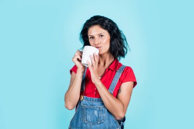 Biraz daha kahve. Kahve içen bir kız. taze ve lezzetli. Sabah biraz enerji al. Sabah kahvesi. Kahvaltı vakti geldi. Mutlu kadın sıcak içecek kokusu alıyor. Lezzetli bir içecektir.