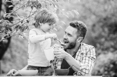 Bu senin için. Sağlıklı yemek ve diyet. Çocuklar Günü 'nde. Babalar günün kutlu olsun. Babasıyla küçük çocuk mısır gevreği yiyor. Aile yemeği zamanı. Baba oğul dışarıda yemek yiyorlar. Yaz pikniği. Sabah kahvaltısı