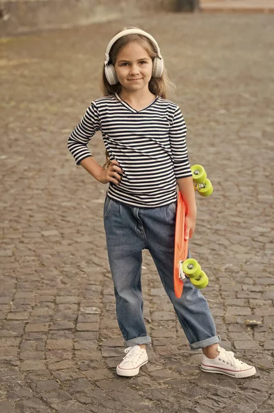 Pattinare in giro per andare in giro. Piccolo bambino tenere penny board all'aperto. Skate boarding. Trasporto skateboard. Estrema e adrenalina. Sport e ricreazione. Un hobby attivo. Vacanze estive — Foto Stock