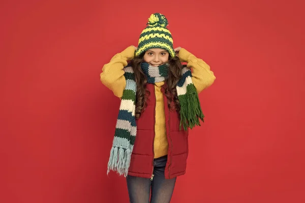 Actieve rust. Vrolijk kind draagt warme winterkleding. seizoensgebonden kindermode. blijf gezellig en comfortabel. Gelukkige jeugd. koude seizoen kijken voor tienermeisje. Gebreide kleding stijl. zorg dragen voor de gezondheid — Stockfoto