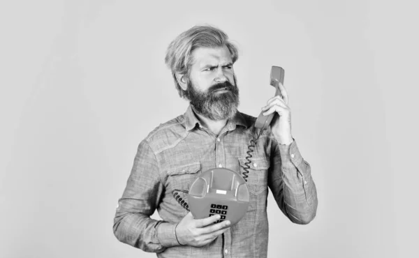 Homem com bigode a segurar um telemóvel antigo. dispositivo de comunicação vintage. Empresário falando no telefone vintage em seu escritório. negócios ágeis. telefone fixo vintage. Olá, anos 80. Ideal para venda — Fotografia de Stock