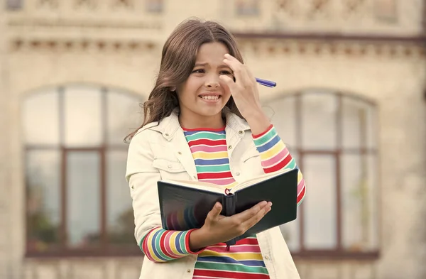 Tant de choses ne sont pas encore faites. Abondance d'informations et de recommandations utiles. Livre de bibliothèque pour enfants à l'extérieur. La petite fille va à la bibliothèque. Bibliothèque scolaire. Étudier la littérature et la langue. Journée du savoir — Photo