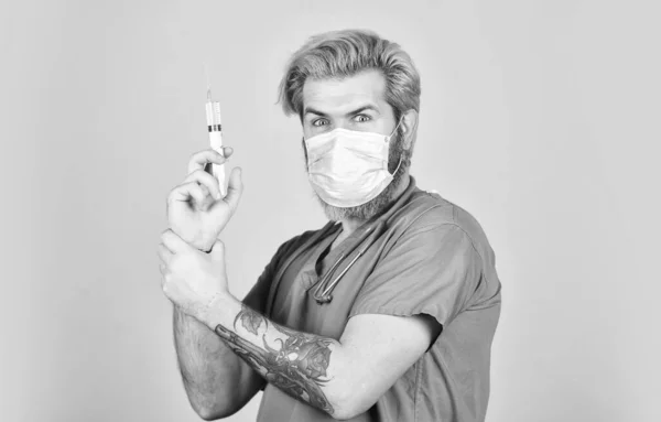Γιατρός ή νοσοκόμος που χορηγεί εμβόλιο κατά του ιού. επιδημία του κορωνοϊού από την Κίνα. ώριμος γιατρός χρησιμοποιεί σύριγγα στη μάσκα αναπνοής. ειδικευμένη νοσοκόμα κάνει ένεση. εμβόλιο εργαζομένων στον τομέα της υγείας σε σύριγγα — Φωτογραφία Αρχείου