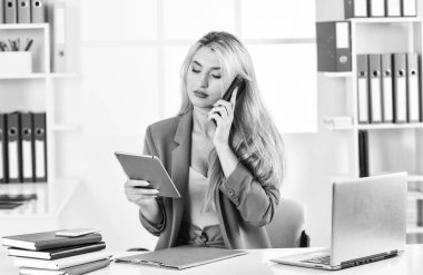 Bilgiyi doğrula. Yeni teknoloji ve dijital cihaz. Patronun dizüstü bilgisayarı ve akıllı telefonu var. İşi başkasına vermek. Tableti ve telefonu olan başarılı bir iş kadını. Kadın CEO modern tablet kullanıyor. ofis hayatı