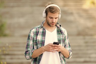 Meşgul adam kablosuz kulaklık kullan akıllı telefon, mobil internet konsepti