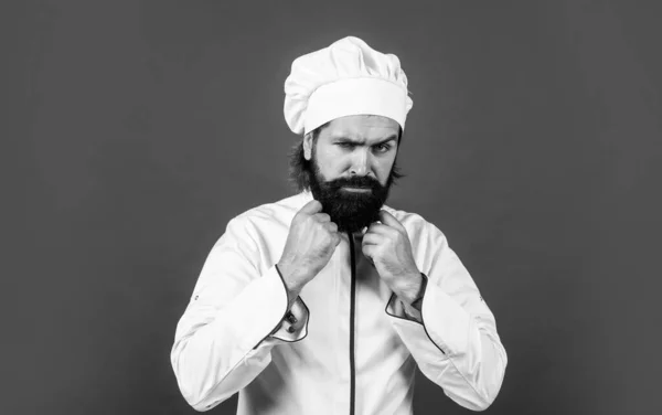 Homem chef em chapéu com barba e bigode em fundo vermelho, chef profissional — Fotografia de Stock