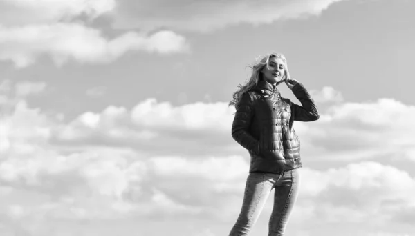 Вітер змін. Жіноча психологія. Модель жіночої моди на відкритому повітрі. Жінка насолоджується прохолодною погодою. Відповідний стиль і клас з розкішшю і комфортом. Модний одяг. Вітряний день. Дівчина червона куртка хмарне небо — стокове фото