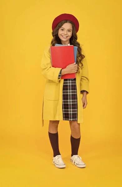 Menina pequena com caderno de exercícios, lição — Fotografia de Stock