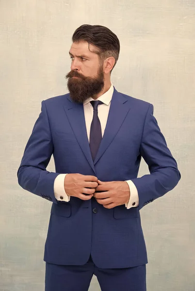 Solo permite que las personas efectivas. Estilo informal de negocios. Dándole confianza al hombre. Empleado senior. Brutal hombre barbudo en ropa formal azul. El hombre de negocios tiene barba larga. Peluquería y peluquería — Foto de Stock