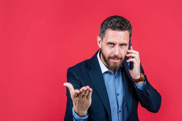 Hombre guapo en ropa formal hablando en el teléfono inteligente, conversación — Foto de Stock