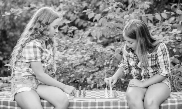 Wie het beste is. bekwame kinderen. Zet je hersenen aan. Laat de hersenen werken. vroege ontwikkeling van de kindertijd. waardige tegenstanders. Verborgen vermogens ontwikkelen. twee geconcentreerde meisjes spelen schaak. schaken zusjes — Stockfoto