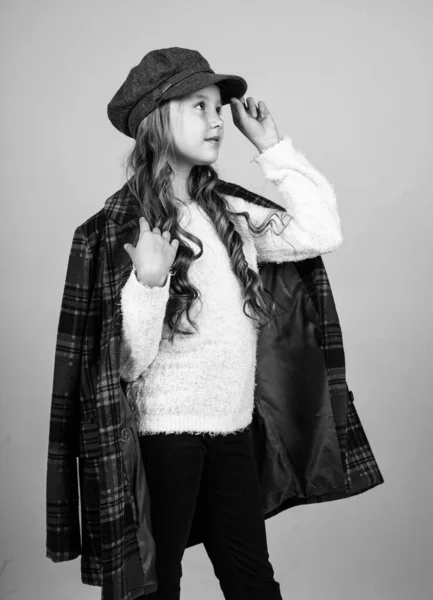 Kareli ceketli genç kız. Mutlu çocukluk. Güzellik ve moda. Neşeli Parisli çocuğun uzun saç stili var. Şık çocuk modaya uygun Fransız şapkası takıyor. Mevsimlik sonbahar modası — Stok fotoğraf