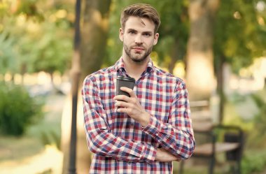 Tıraşsız öğrenci sabah kahvesi içer. Günaydın ilham kaynağı. Yakışıklı adam kareli gömlek giyiyor ve elinde çay fincanı tutuyor. Adam dışarı çıkmak için kahve içiyor. İnsan yenilenir.