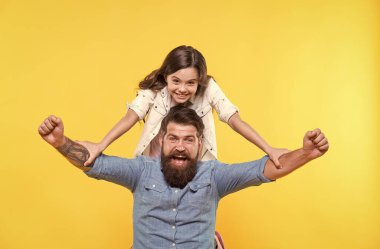 Ailemizde sevgi derinleşir. Mutlu aile sarı arka planı kutluyor. Baba ve küçük kızı Winth kazanıyor. Sakallı adam ve küçük çocuk. Aile değerleri. # Her zaman yanında #