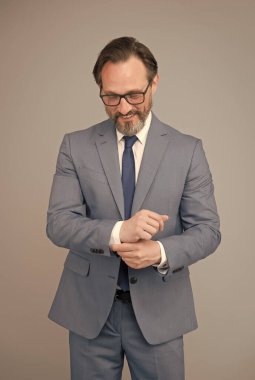 Konferansa başlayalım. Akıllı bir gelecek yaratmak için icat. İş eğitimi. Ciddi bir iş adamı. Yetişkinler için eğitim. Kendi kendine eğitim. Öğretmen konuşmacı. Zekice bir kavram. Hazır olun.