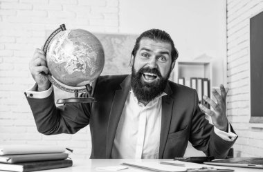 Gaddar traşsız adam. Sınıfta üniversite öğretim görevlisi. Eğitim.