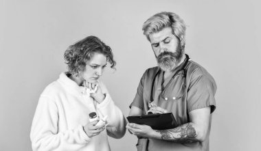 reçeteli ilaç alıyorum. Hastayla ilaçlar hakkında konuş. Tedavi yöntemi. Virüs salgınını önleme. Koronavirüs hastalığı. Sağlık ve sağlık hizmetleri. Doktor ve hasta.