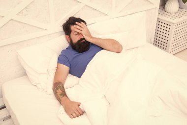 Oh hayır. Bekar, akşamdan kalma. Yatak odasındaki adam. Tembel pazar. Yatak zamanı rutini. Vahşi erkek baş ağrısıyla uyanır. Rahat yaşam tarzı konsepti. Yatakta yorgun sakallı adam. Sabah erkenden kalk.