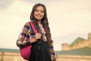 Öğrenme sevinci ekliyorum. Mutlu çocuk dışarıda üniforma giyer. Okul tarzına geri dön. Okul giysisi. Okul eğitimi. 1 Eylül. Öğren ve büyüt.