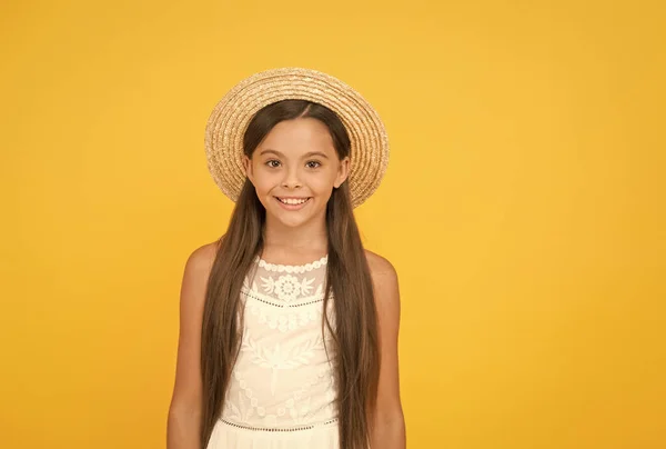 Vibrazioni estive. gioiosa vacanza estiva e vacanza. capretto moda stagionale. bellezza spensierata su sfondo giallo. bambino sorridente con cappello di paglia. bambino piccolo pronto per l'attività in spiaggia. infanzia felice — Foto Stock