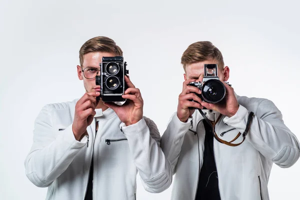 Dos primos con cámara fotográfica retro. jóvenes hermanos confiados. fotógrafo modelo seguro — Foto de Stock