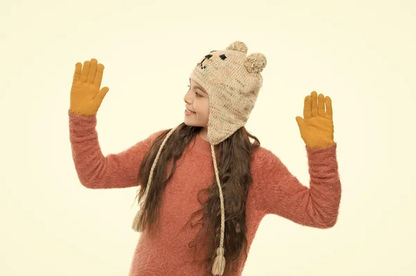 Кілька порад. теплий одяг для холодної погоди. дитинство щастя і радість. в'язана мода. щаслива маленька дівчинка любить зиму. нарешті зимові канікули. насолоджуватися різдвяною відпусткою. гарний настрій у будь-яку погоду — стокове фото