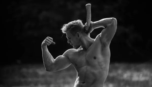 Son corps est parfait. bûcheron avec hache à la main. homme musclé avec hache. sexy macho ventre nu hache. concept de musculation. Bois bûcheron sexy nu torse athlétique. Concept masculin. Exploitation forestière illégale — Photo