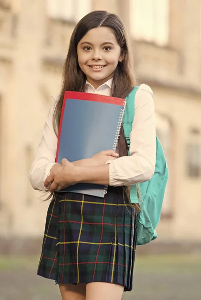 Manuales de literatura académica. Un niño feliz tiene libros de literatura. Estudiar literatura en la escuela. Lección de literatura. Inglés y lengua extranjera. Biblioteca escolar. Estudio y educación —  Fotos de Stock