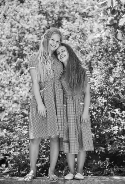 Dos niñas niños en retro vestido abrazo al aire libre, amistad — Foto de Stock