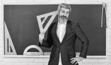 Lisede iyi not ortalamam var. Öğrencilerin öğretmen arkadaşı. Öğretmenler başarının yolunu aydınlatır. Öğretmen konuyu açıkla. Tebeşir tahtası önünde öğretmen. Ücretsiz ders duyurusu