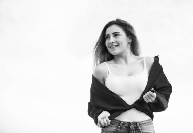 Havalı ve seksi. Gerçek kız için makyaj. Moda ve güzellik salonu. Seksi bir kadın. Şık saçlar. Hippi eğilimli bir kadın. Moda modelinin modaya uygun görüntüsü. Uzun saçlı seksi kadın. Boşluğu kopyala