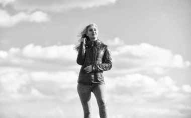 Gelecek ve başarı. Yaşam tarzı konsepti. Gündelik ceketli modaya uygun bir kız. Sonbahar ve bahar tarzı. Gökyüzü arka planında genç ve güzel bir kadın. Bulutların üstünde. Uzaklara bakıyorum, özgürlük hissediyorum.