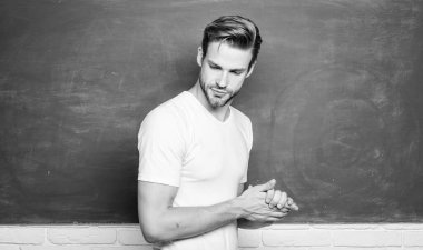 Tebeşir tahtası önünde öğretmen. Öğretmenlik daha eğlenceli olabilir. Erkek ilkokul öğretmeni için avantajlar çoktur. Öğretmen konuşmacı. Enerji ve ilhamın kaynağı. Derse başlayalım.