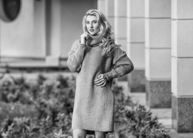 Dinlenmek için en iyi yer. Sıcak, büyük giysiler. Seksi kadın açık havada güneşli hava. Serbest stil rahat. Sonbahar modası. Sarışın kız sonbahar kıyafeti. Kız yumuşak örgü elbise. Kaşmir yün kazak.