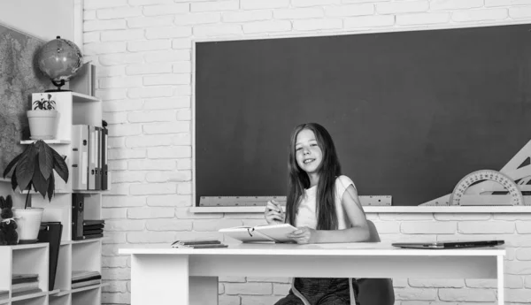 Trabalho infantil alegre na sala de aula da escola durante a educação moderna, conhecimento — Fotografia de Stock