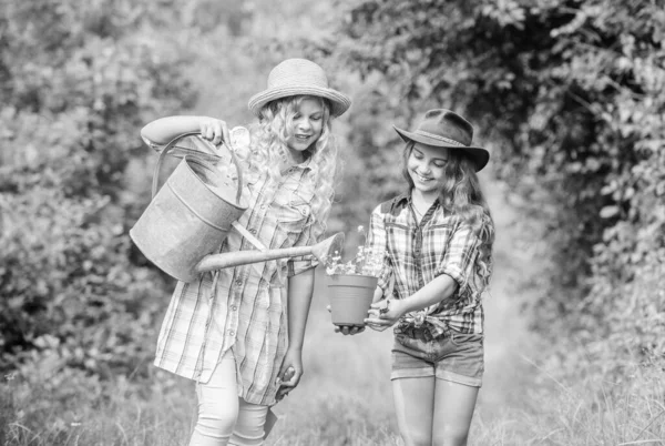 지구의 날. 여름 가족 농장. 마을에서 농사를 짓던 어린 소녀들 입니다. 생태학 과 환경 보호. 아이들은 정원가꾸기 도구를 보유 합니다. 농업 과 농업. 봄의 시골쪽. 물을 주는 꽃 — 스톡 사진