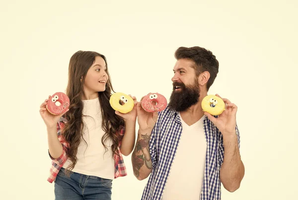 Koop meer snoep. Familie bakkerij. Bakkerij winkel. Zoetekauw. Meisje, kind en vader hebben glazen donuts. Vrolijke familie. Snoep en lekkernijen concept. Dochter en vader eten zoete donuts. Geluk en vreugde — Stockfoto