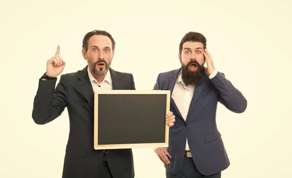 Informations intéressantes. Entrepreneurs prospères. Académie de commerce. Concept de gens d'affaires. Les hommes barbus portent des vêtements formels. Un bel homme d'affaires tient un tableau noir. Célébration des réalisations — Photo